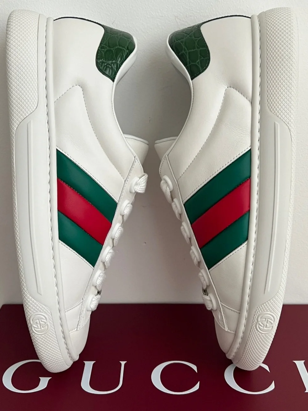 Gucci Men's Ace Sneaker White Leather Green Red Web Ace Metal Tag Size 10 US10.5